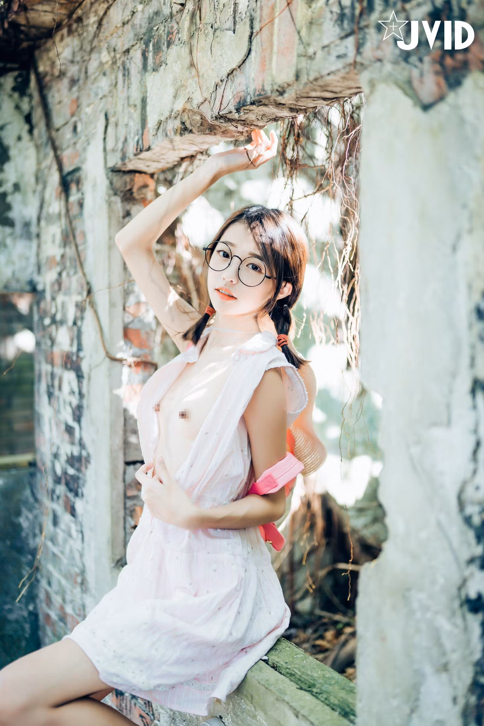 草帽眼镜造型勾勒内里迷人极品美乳美胸身段